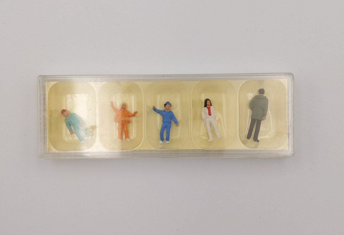 Vollmer 2254 HO Street Folks Package of 6
