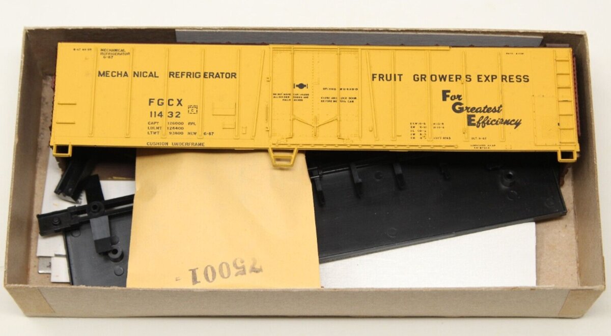 Athearn 1633 HO Scale Fruit Growers Express 50' Outside Braced Reefer Kit