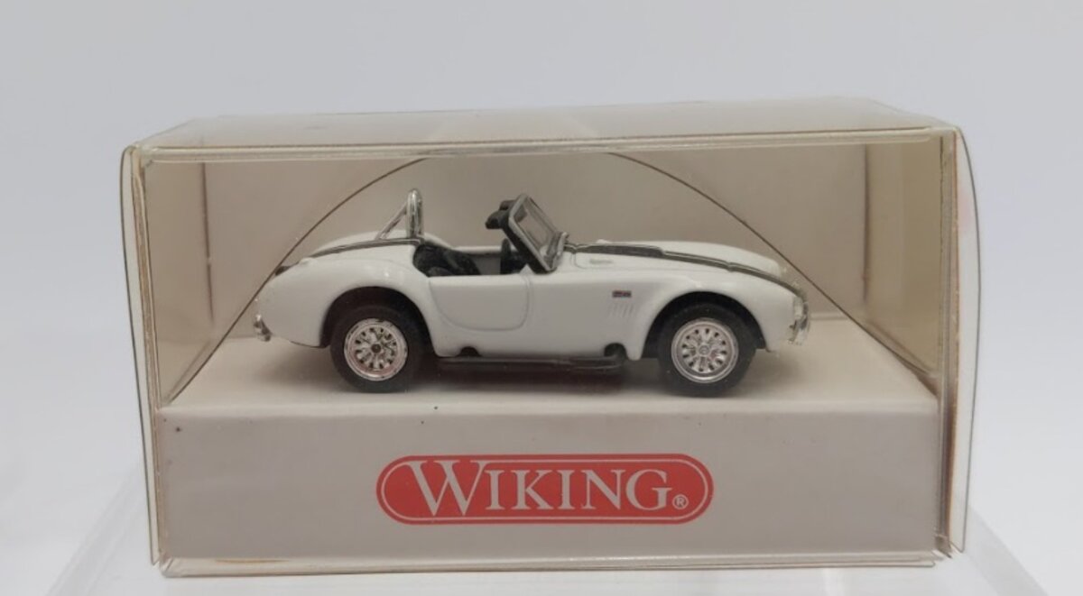 Wiking 819 02 24 1:87 Scale White W/Black Stripes Chevrolet Corvette Car