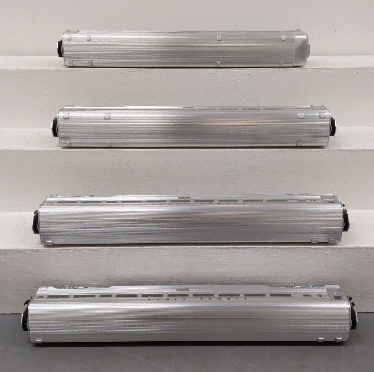 Lionel 2527190 O Lionel Lines 18'' Aluminum Passenger Car Set (Set of 4) EX/Box