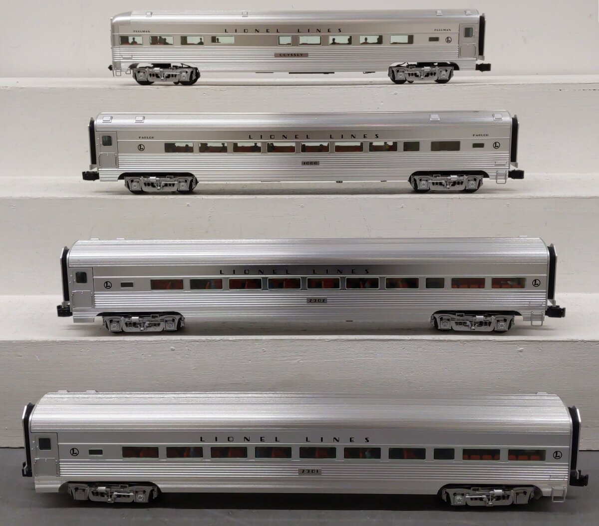 Lionel 2527190 O Lionel Lines 18'' Aluminum Passenger Car Set (Set of 4) EX/Box