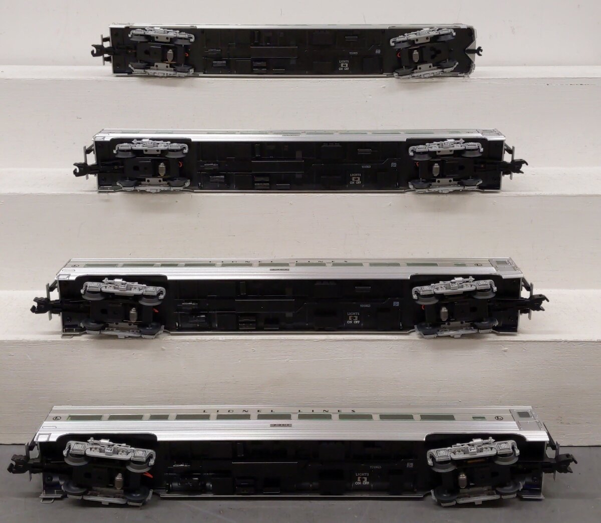 Lionel 2527190 O Lionel Lines 18'' Aluminum Passenger Car Set (Set of 4) EX/Box