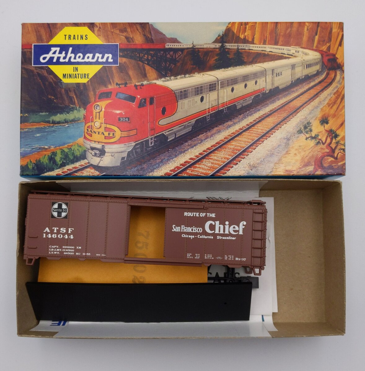 Athearn 5018 HO Santa Fe 40' AAR San Francisco Cheif Steam Boxcar # 146044 Kit