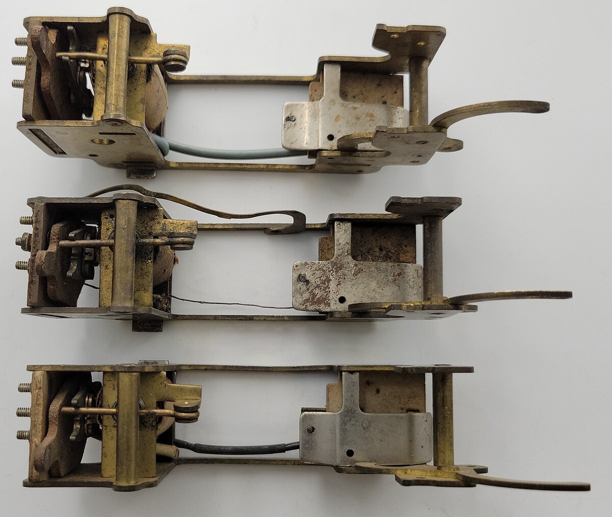 Lionel E-390E-6 Standard Brass Pendulum Electric Reverse Unit & Frame (Bag of 3)