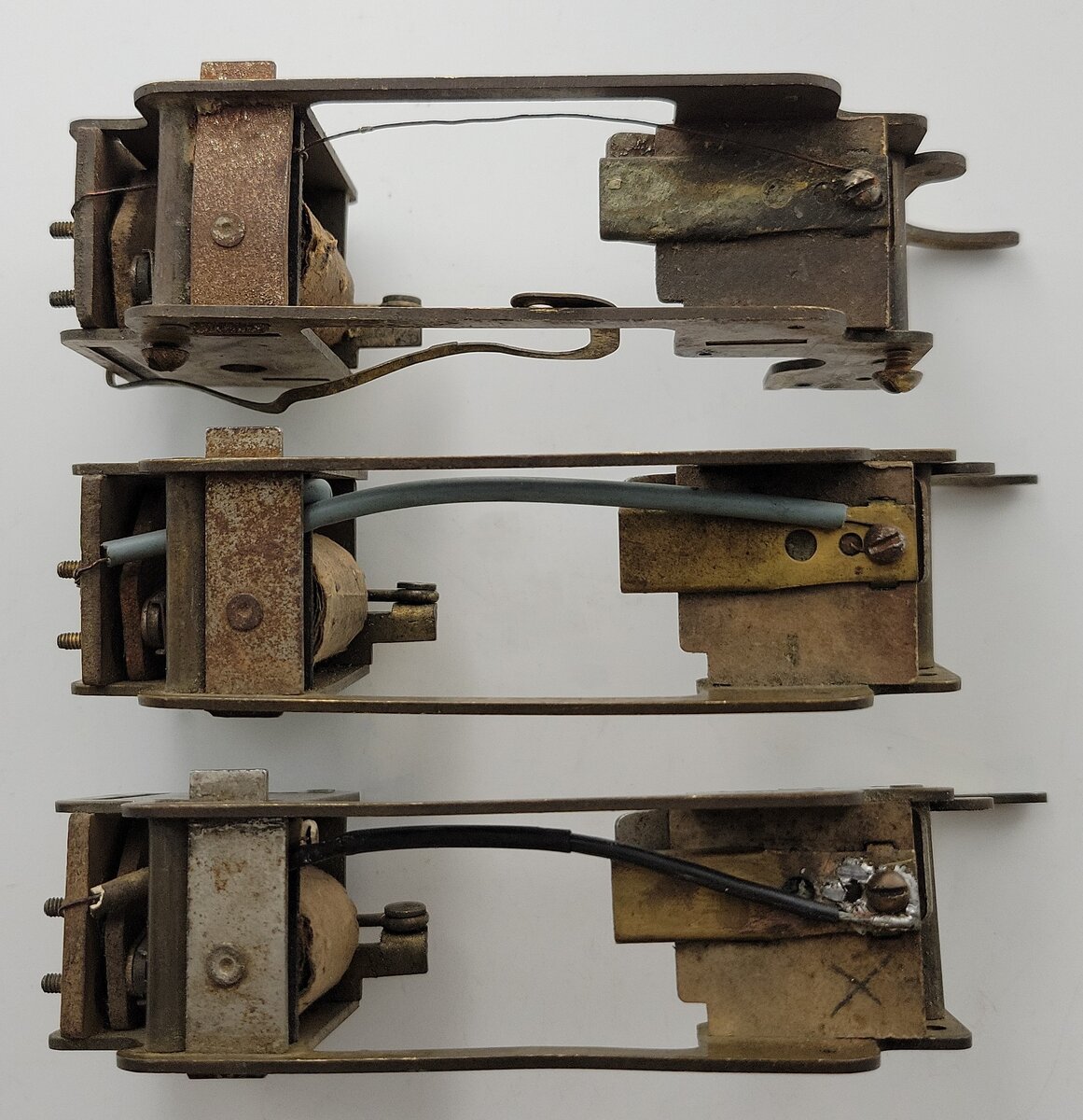 Lionel E-390E-6 Standard Brass Pendulum Electric Reverse Unit & Frame (Bag of 3)