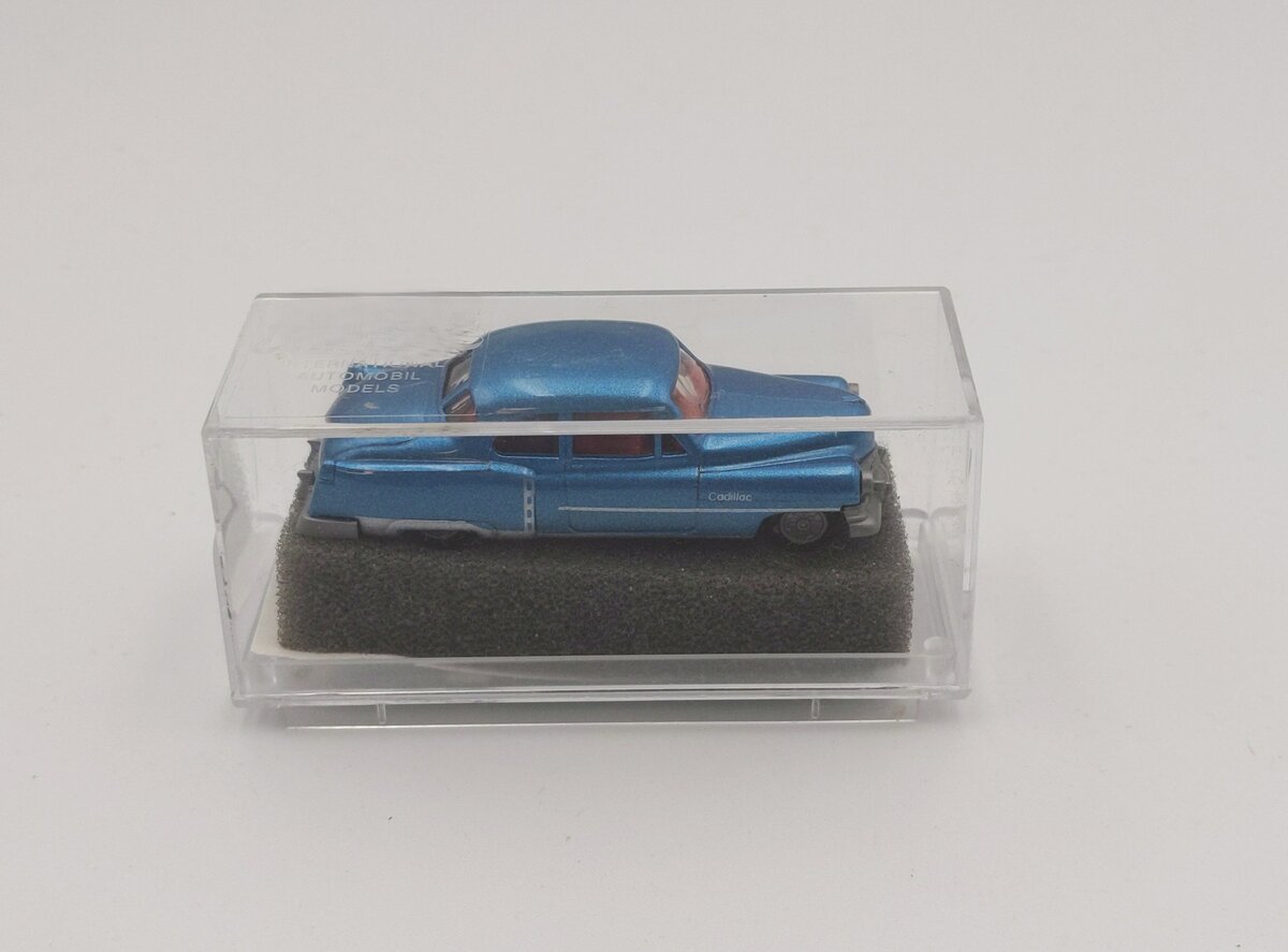 Praline 3402 1:87 1954 Blue Metallic Cadillac Diecast Car