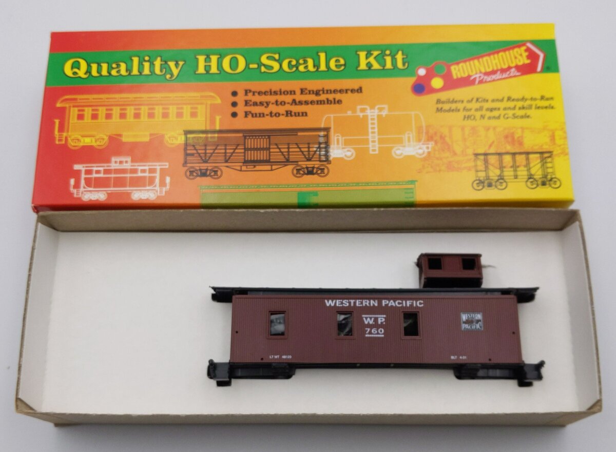 Roundhouse 03452 HO Western Pacific 30' Old Time 3 Window Caboose Kit
