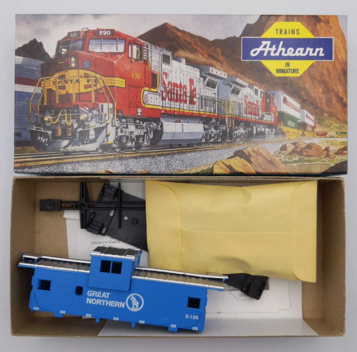 Athearn 5377 HO Great Northern Wide Vision Caboose Kit