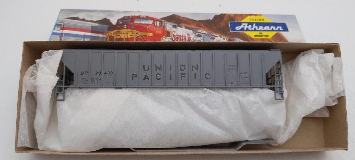Athearn 5312 HO Scale Union Pacific 3 Bay 54 Ft Covered Hopper Road # 23400 Kit