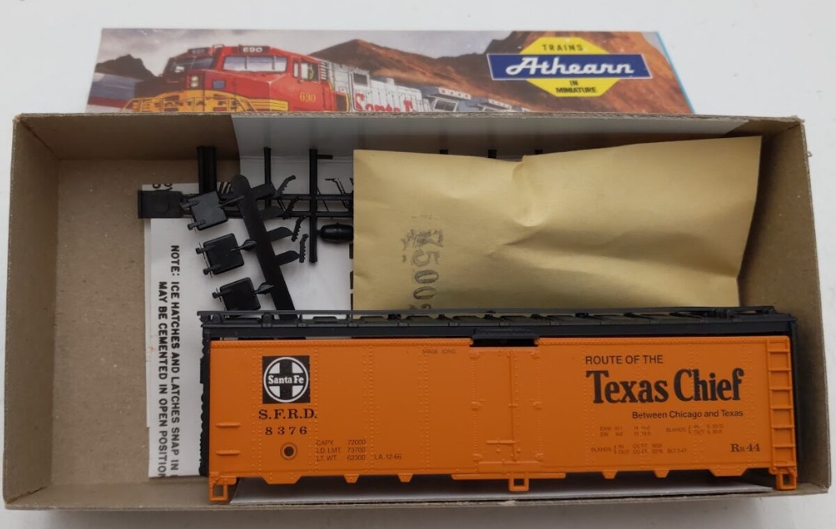 Athearn 5024 HO Scale Santa Fe/Texas Chief 40 Ft Reefer Road # 8376 Kit