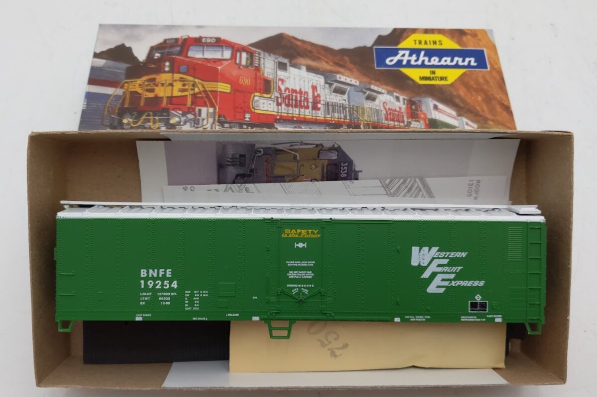 Athearn 2355-1 HO Bev-Bel Burlington Northern 50' Mechanical Reefer # 19254 Kit