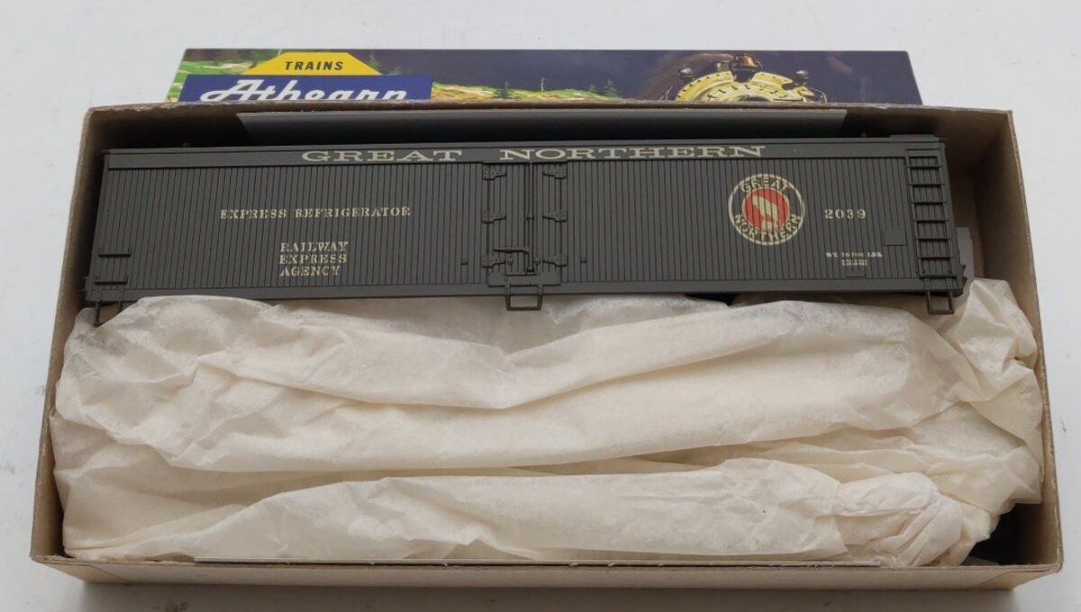 Athearn 5332 HO Scale Green 50' Express Reefer Great Northern # 2039 Kit