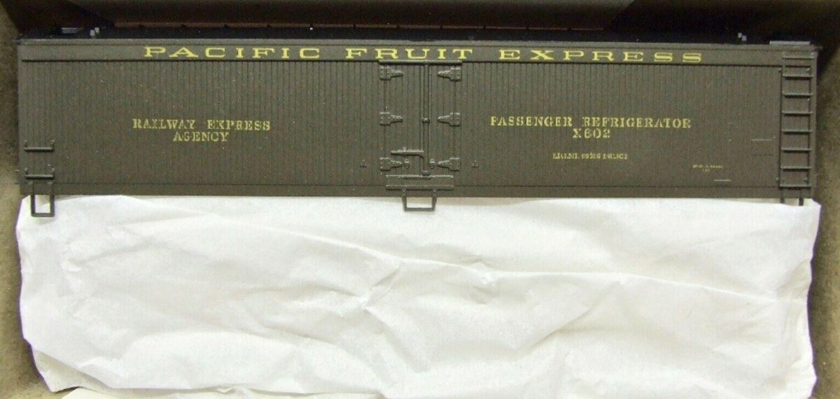 Athearn 5335 HO Scale Pacific Fruit Express50' Reefer # X 602 Kit