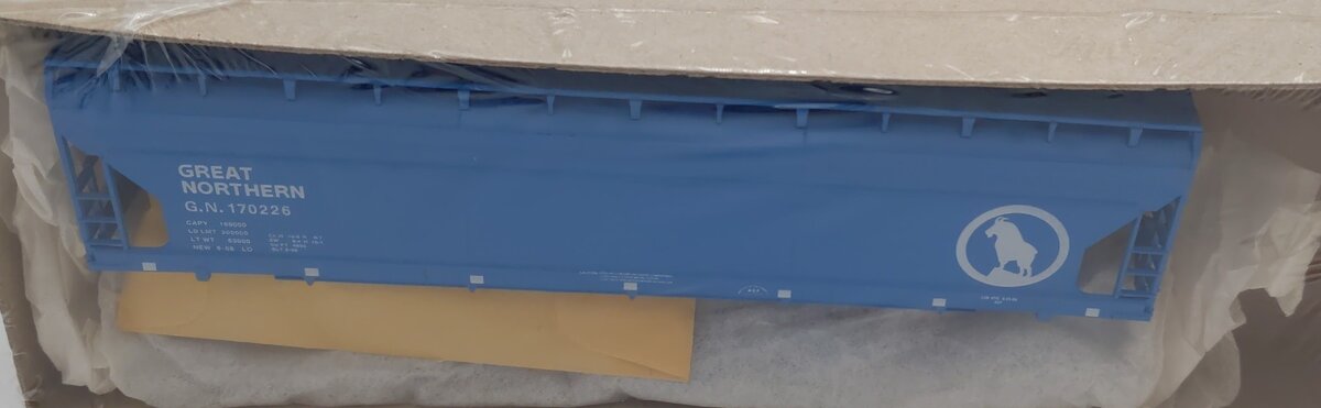 Athearn 271 HO Scale Great Northern 55' Center Flo Covered Hopper # 170226 Kit