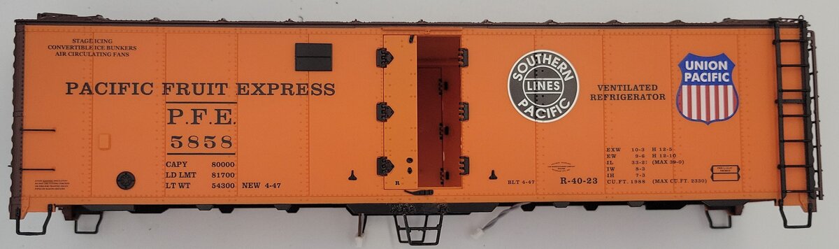 Lionel 83546-2 #5858 Pacific Fruit Express Steel-Sided Reefer Body - Damaged