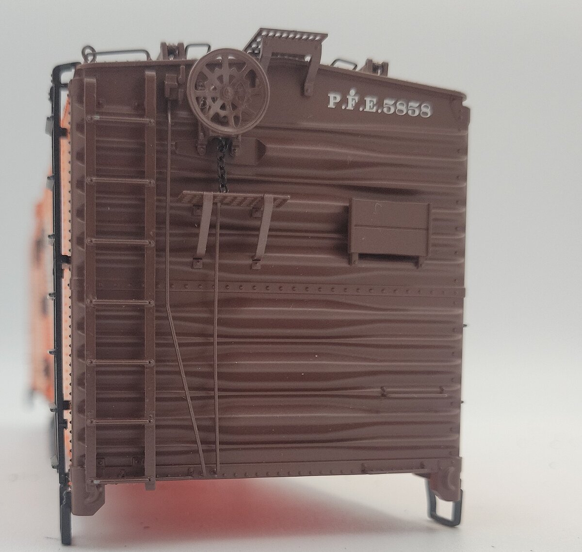 Lionel 83546-2 #5858 Pacific Fruit Express Steel-Sided Reefer Body - Damaged