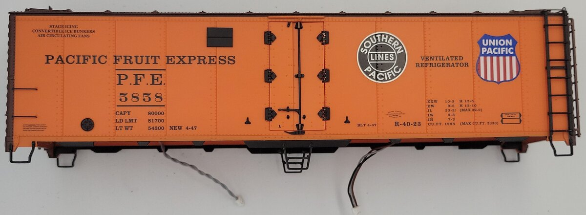 Lionel 83546-2 #5858 Pacific Fruit Express Steel-Sided Reefer Body - Damaged