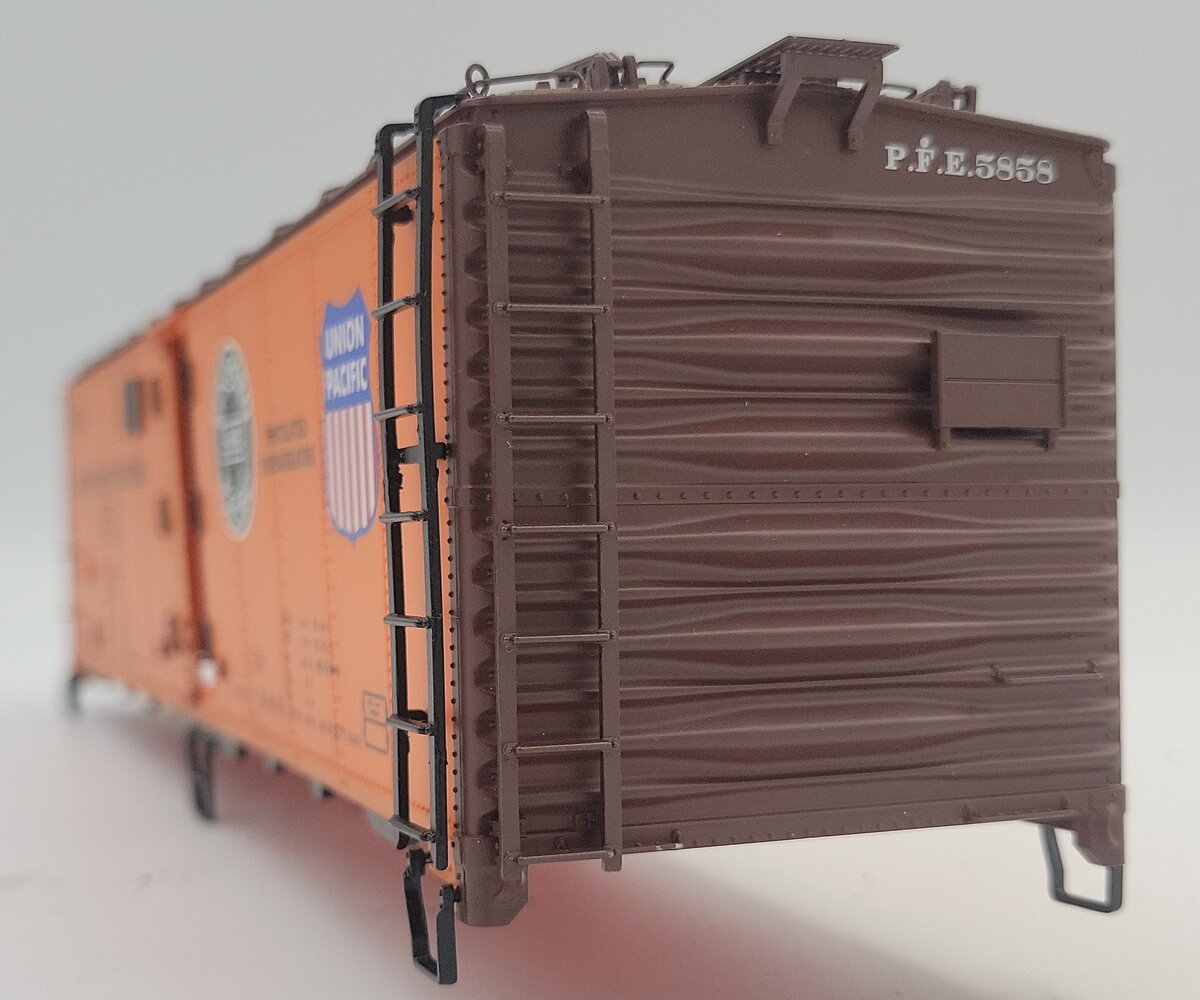 Lionel 83546-2 #5858 Pacific Fruit Express Steel-Sided Reefer Body - Damaged