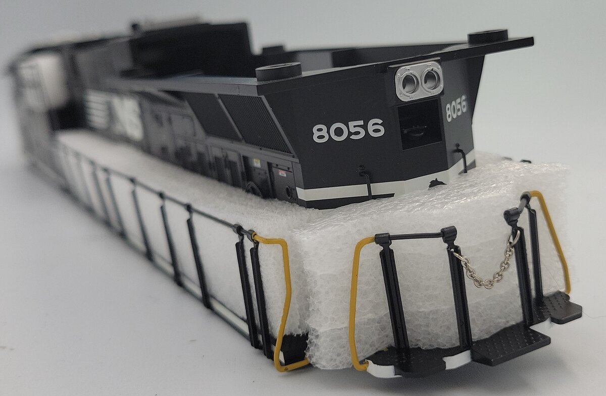 Lionel 82209-2 Norfolk Southern Scale ES44AC Shell #8056