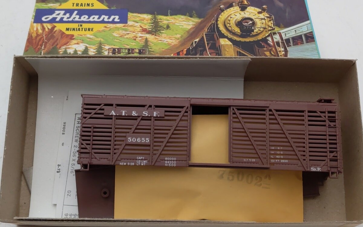 Athearn 1776 HO Scale Atchison Topeka Santa Fe 40' Stock Car # 50655 Kit