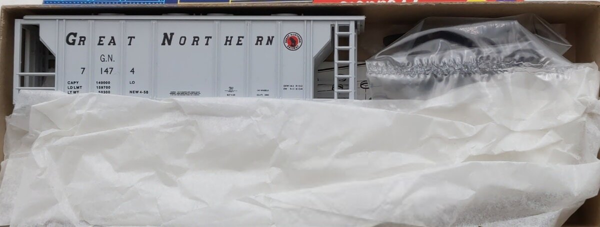 Roundhouse 2060 HO Great Northern 2-Bay Covered Hopper Car # 71474 Kit