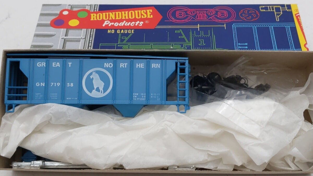 Roundhouse 1441 HO Scale Great Northern 34' 2-Bay Covered Hopper Car # 71958 Kit