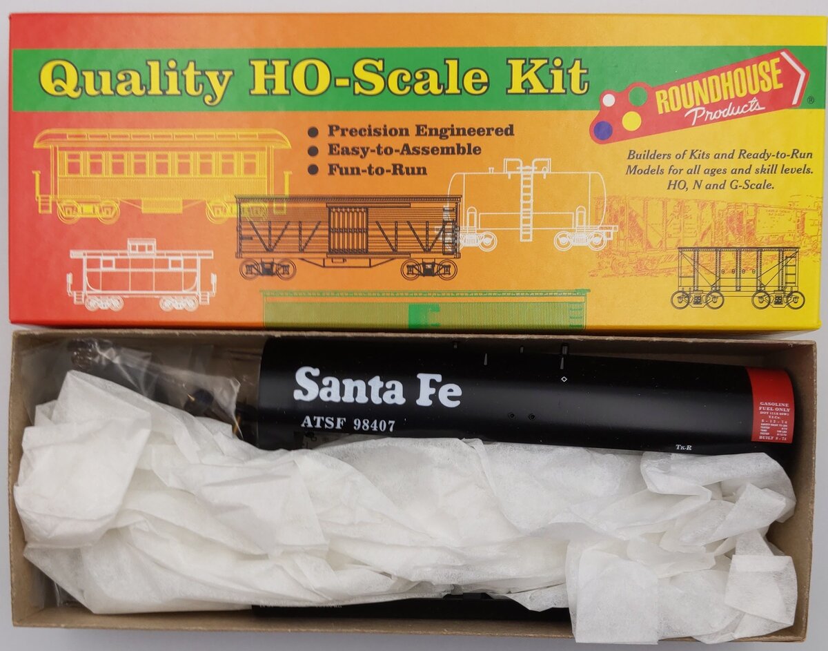 Roundhouse 77213 HO Santa Fe 50' Red Band Gas Tank Car Kit