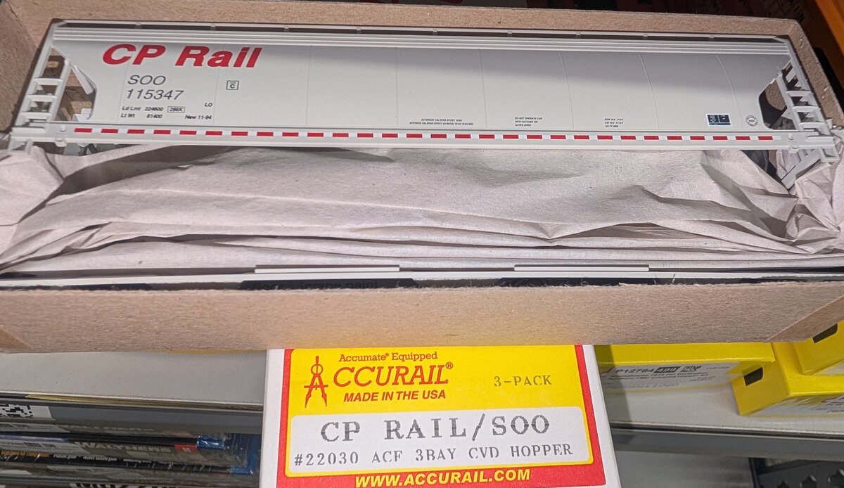 Accurail 22030 HO Scale Canadian Pacific/SOO ACF 3-Bay Covered Hopper (Set of 3)