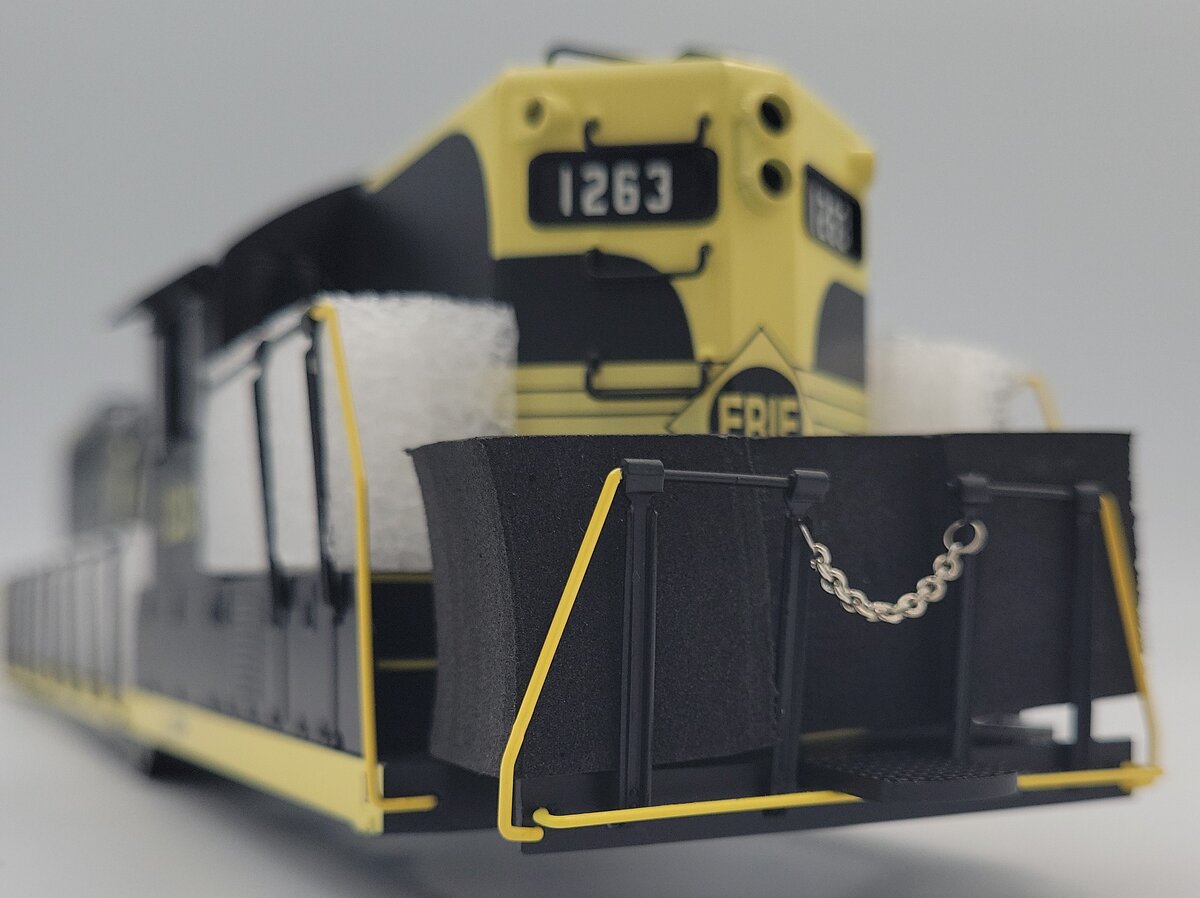 Lionel 38887-2 Erie GP-9 Scale Diesel Locomotive Body Shell #1263