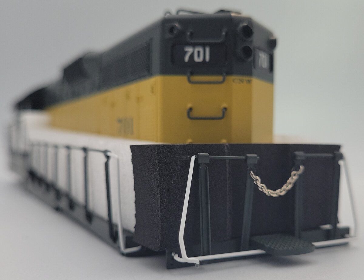 Lionel 38883-2 Chicago and North Western Legacy Scale GP-9 Diesel Shell #701