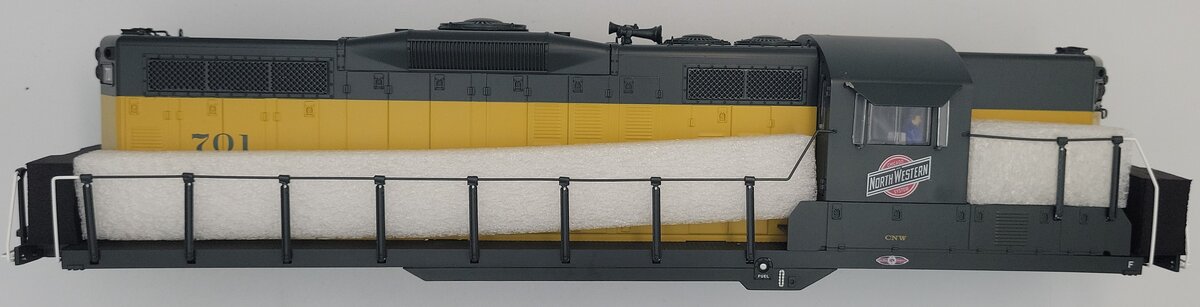 Lionel 38883-2 Chicago and North Western Legacy Scale GP-9 Diesel Shell #701
