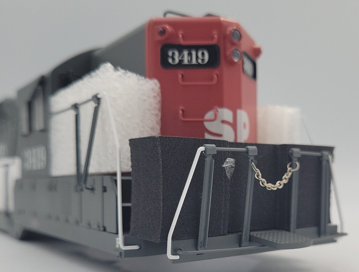 Lionel 38894-2 Southern Pacific Non-Powered Scale GP-9 Diesel Body Shell #3419