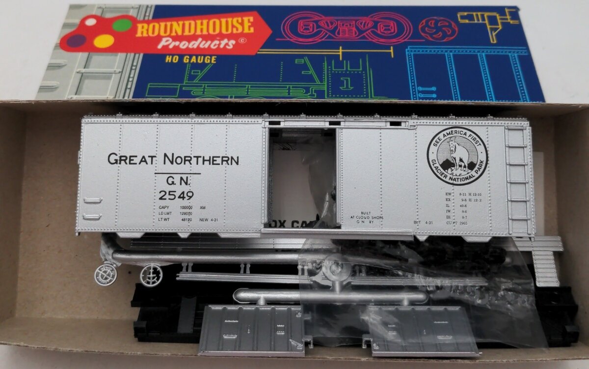 Roundhouse 1047 HO Great Northern 40'' Sliding Door Box Car # 2549 Kit
