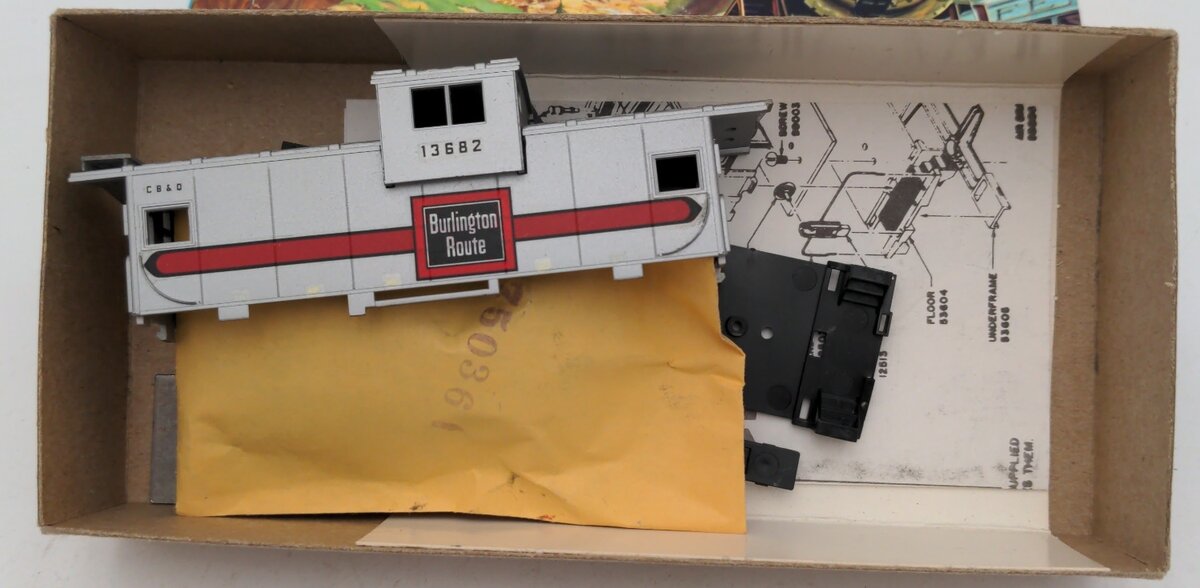 Athearn 13682 HO Burlington Route 36 Ft Wide Vision Caboose # 13682 Kit