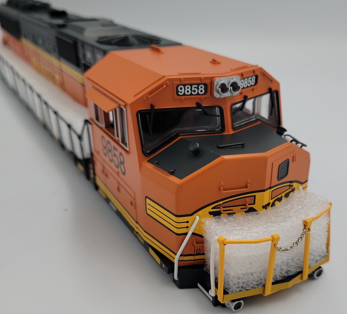 Lionel 81137-2 BNSF Legacy Scale SD70MAC Diesel Locomotive Body Shell #9858