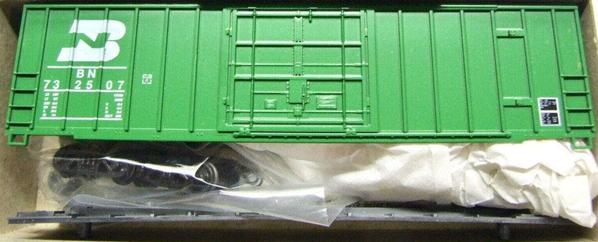 Roundhouse 7723 HO Burlington Northern 50'' FMC Plug Door Boxcar # 732507 Kit
