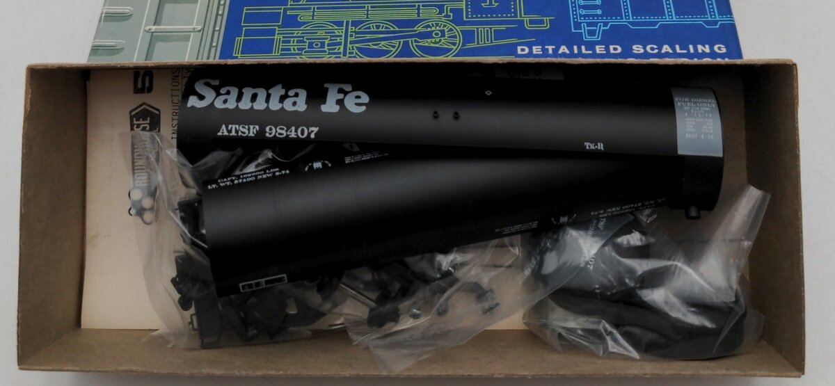Roundhouse 1372 HO Santa Fe 50'''' Tank Car Road Number 98407 Kit