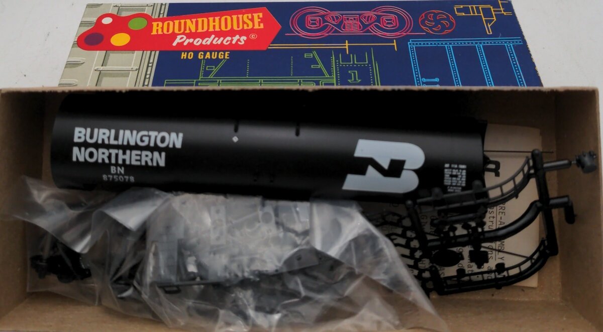 Roundhouse 1376 HO Burlington Northern 50' Tank Car # 875078 Kit