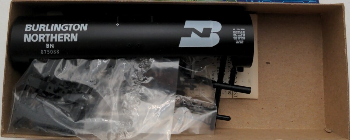 Roundhouse 1376 HO Burlington Northern 50' Tank Car # 875088 Kit