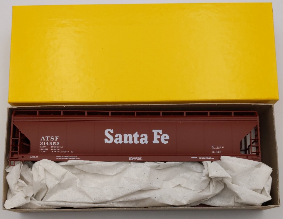Accurail 2002 HO Scale Santa Fe ACF 3-Bay Center Covered Hopper Kit