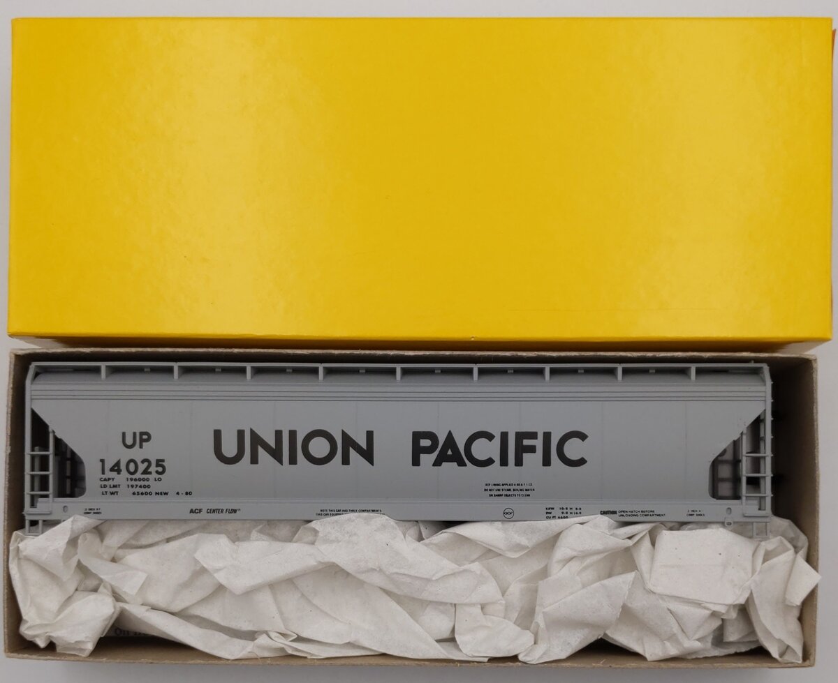 Accurail 2005 HO Scale Union Pacific ACF 3-Bay Covered Hopper