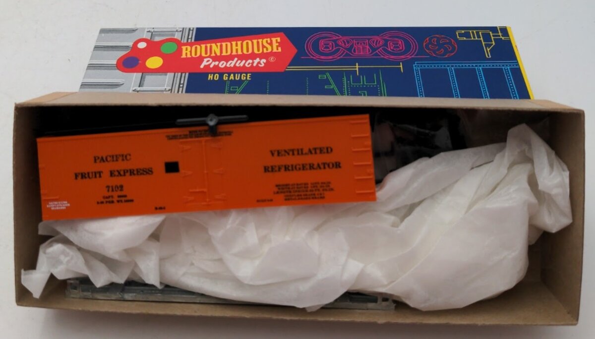 Roundhouse 3083 HO Scale Pacific Fruit Express O/T Reefer # 7102 Kit