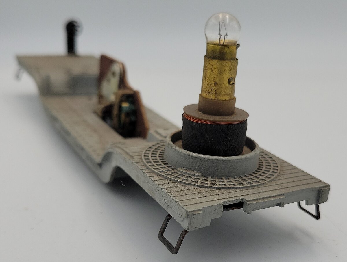 Lionel 3520-2 Searchlight Car Frame w/ Switch Mechanism & Searchlight Base