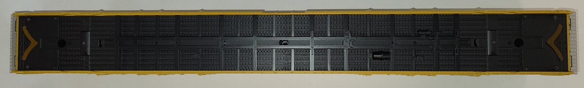 Lionel 82423-2 C&NW 8-Door Hi-Cube Boxcar Body with Frame