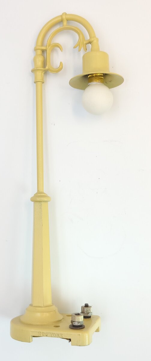 Lionel 58-19 Painted Metal Goose Neck Filigree Street Lamp