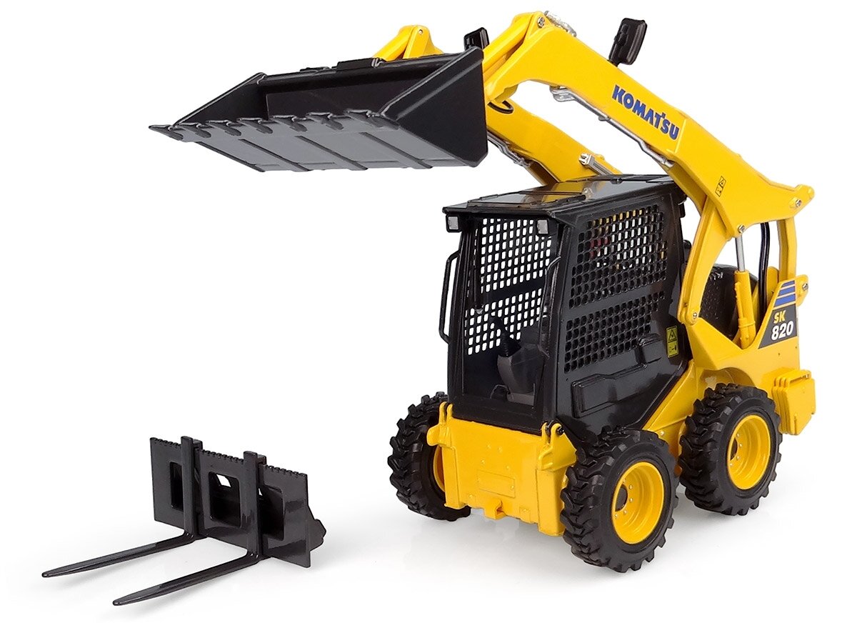 Universal Hobbies 8177 1:25 Kubota SK820 Skid Steer Loader with Accessories