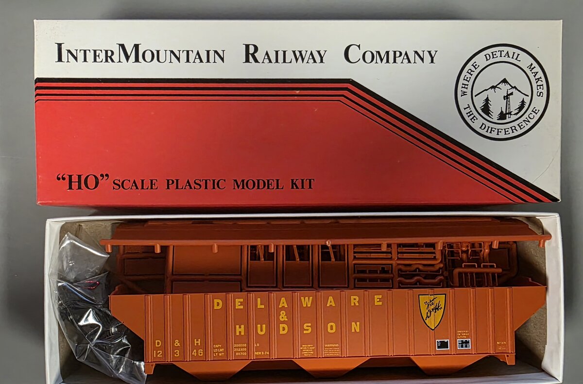 InterMountain D&H-09 HO 4750 Cu-Ft 18 Rib 3-Bay Covered Hopper Model Kit