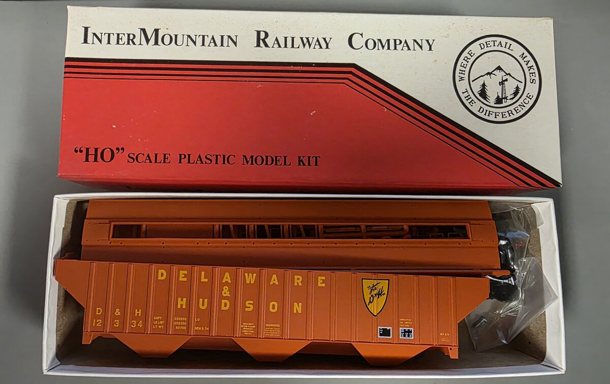 InterMountain D&H-07 HO 4750 Cu-Ft 18 Rib 3-Bay Covered Hopper Model Kit