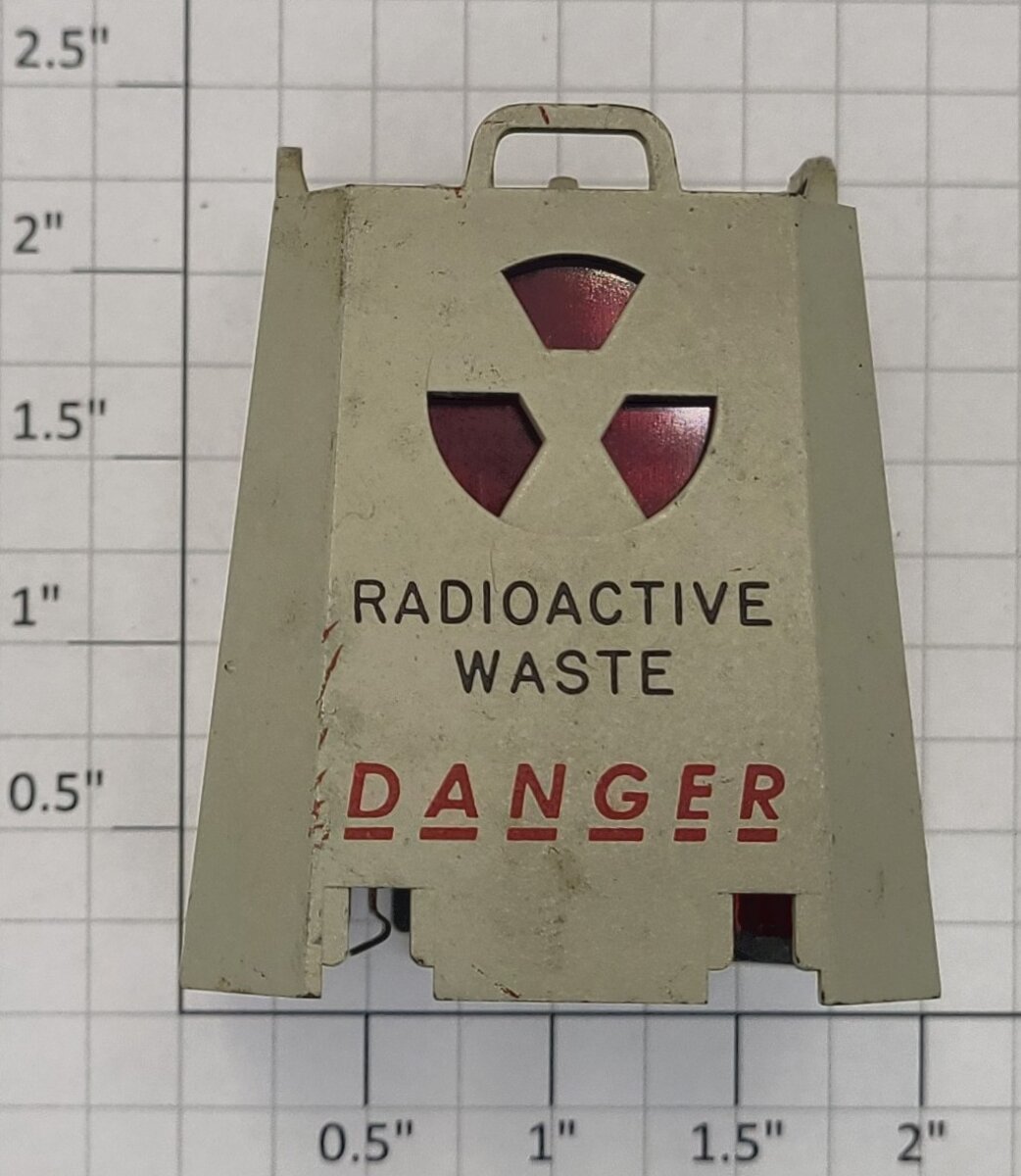 Lionel 6805-27 Gray Radioactive Canister with Red Lens and Bulb