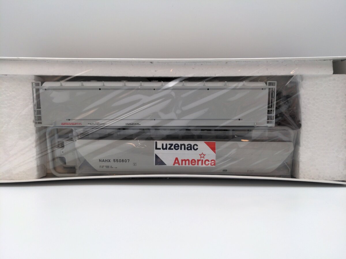 Walthers 932-5805 HO PD Covered Hopper Luzenac Kit #550807